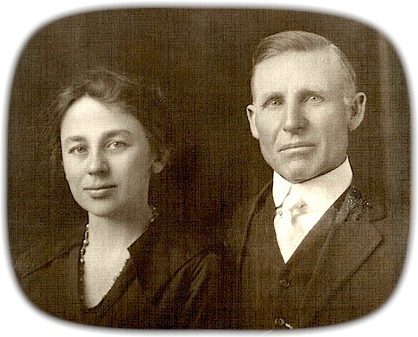 Hazel and Jeff Sanders Oval.jpg (75429 bytes)
